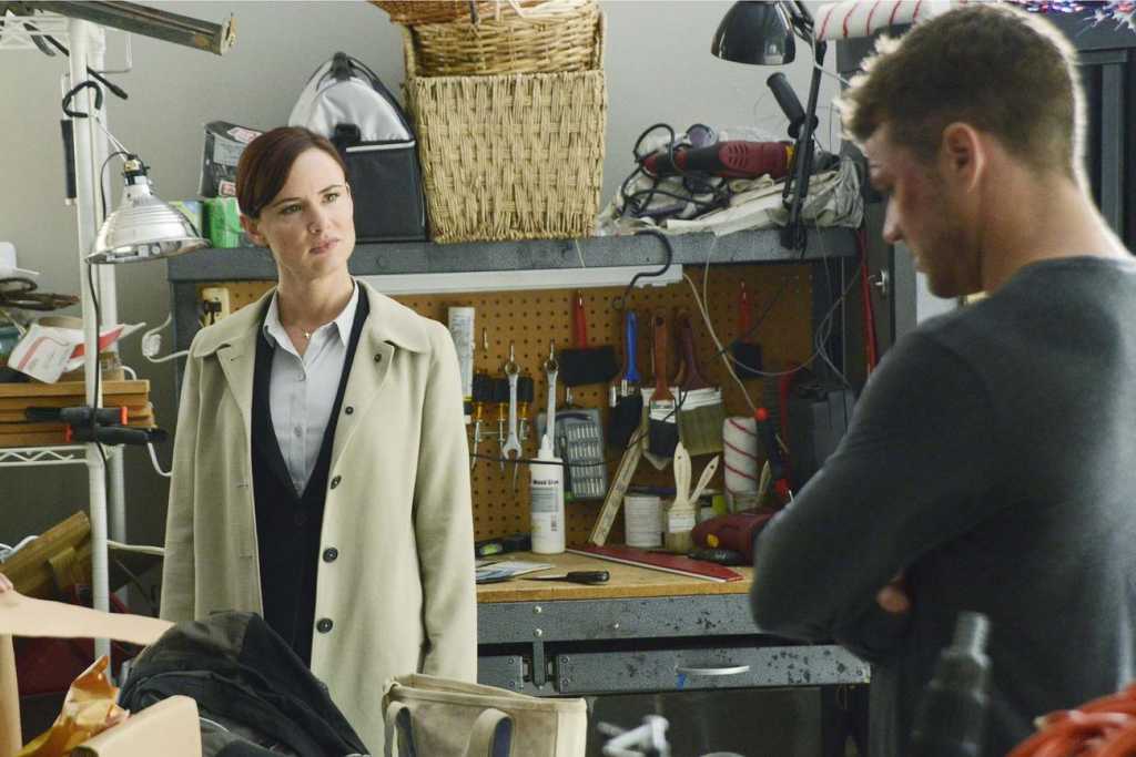 Détective Cornell (Juliette Lewis) traque Ben (Ryan Philippe) - www.tvguide.com