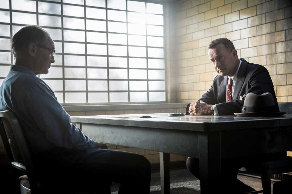 Donovan (Tom Hanks) entame une longue aventure en défendant Abel (Dylan Rylace) - Image droits réservés - © 20th Century Fox