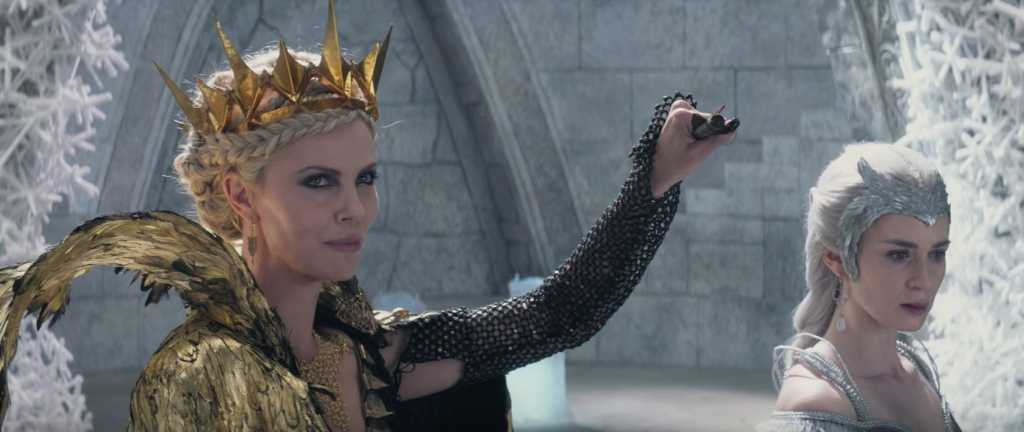 La splendide Ravenna (Charlize Theron) mène la danse devant Freya (Emily Blunt) - Image droits réservés - © Universal Pictures